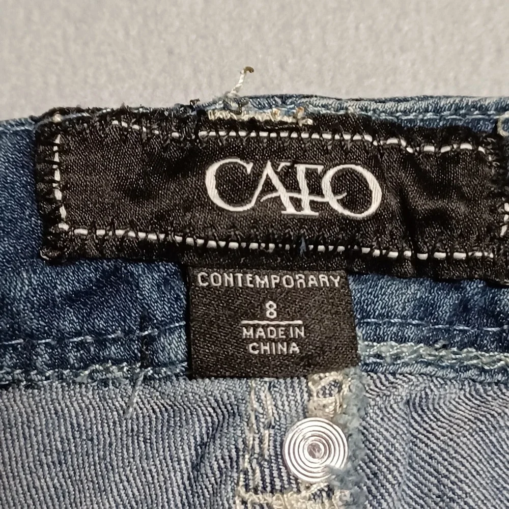 Cato Contemporary Women Size 8 Capri Jeans Medium Wash Embroidered Stretch Denim